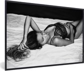 Fotolijst incl. Poster - Vrouw in lingerie in bed - 120x80 cm - Posterlijst