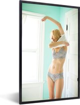 Fotolijst incl. Poster - Vrouw in lingerie kleedt zich aan - 80x120 cm - Posterlijst