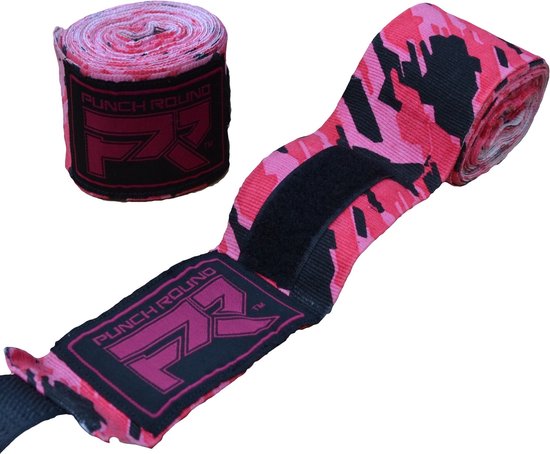 Opgerolde roze bandage rol met camouflagepatroon, naast een uitgerolde bandage met zwart "PUNCH ROUND" logo.