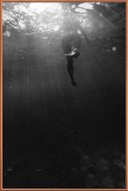 JUNIQE - Poster met kunststof lijst Swim Away -13x18 /Grijs & Zwart