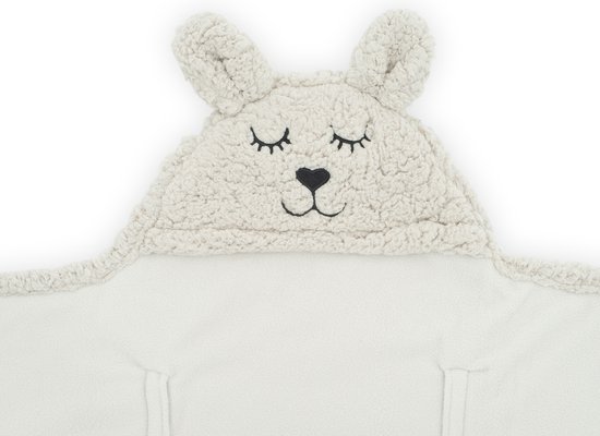 Crèmekleurige teddy wikkeldeken met konijnenoren, geborduurde oogjes en neus.
