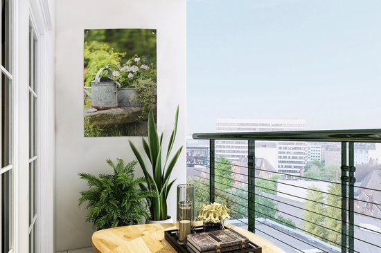 Fleurs à côté d'un arrosoir 40x60 cm