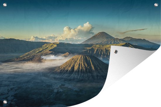 Tuindecoratie Bromo vulkaan in de mist - 60x40 cm - Tuinposter - Tuindoek - Buitenposter