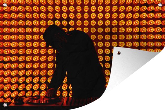 Muurdecoratie DJ achter een mengpaneel in oranje licht - 180x120 cm - Tuinposter - Tuindoek - Buitenposter