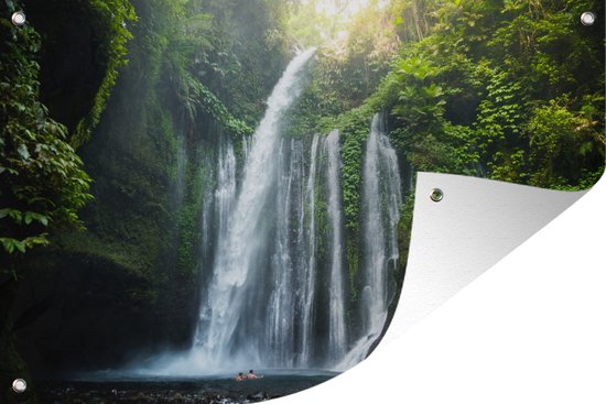 Tuinposter 90x60 cm - Tuindecoratie Waterval in de jungle van het Nationaal park Gunung Rinjani op Lombok - Poster voor in de tuin - Buiten decoratie - Schutting tuinschilderij - Tuindoek muurdecoratie - Wanddecoratie balkondoek