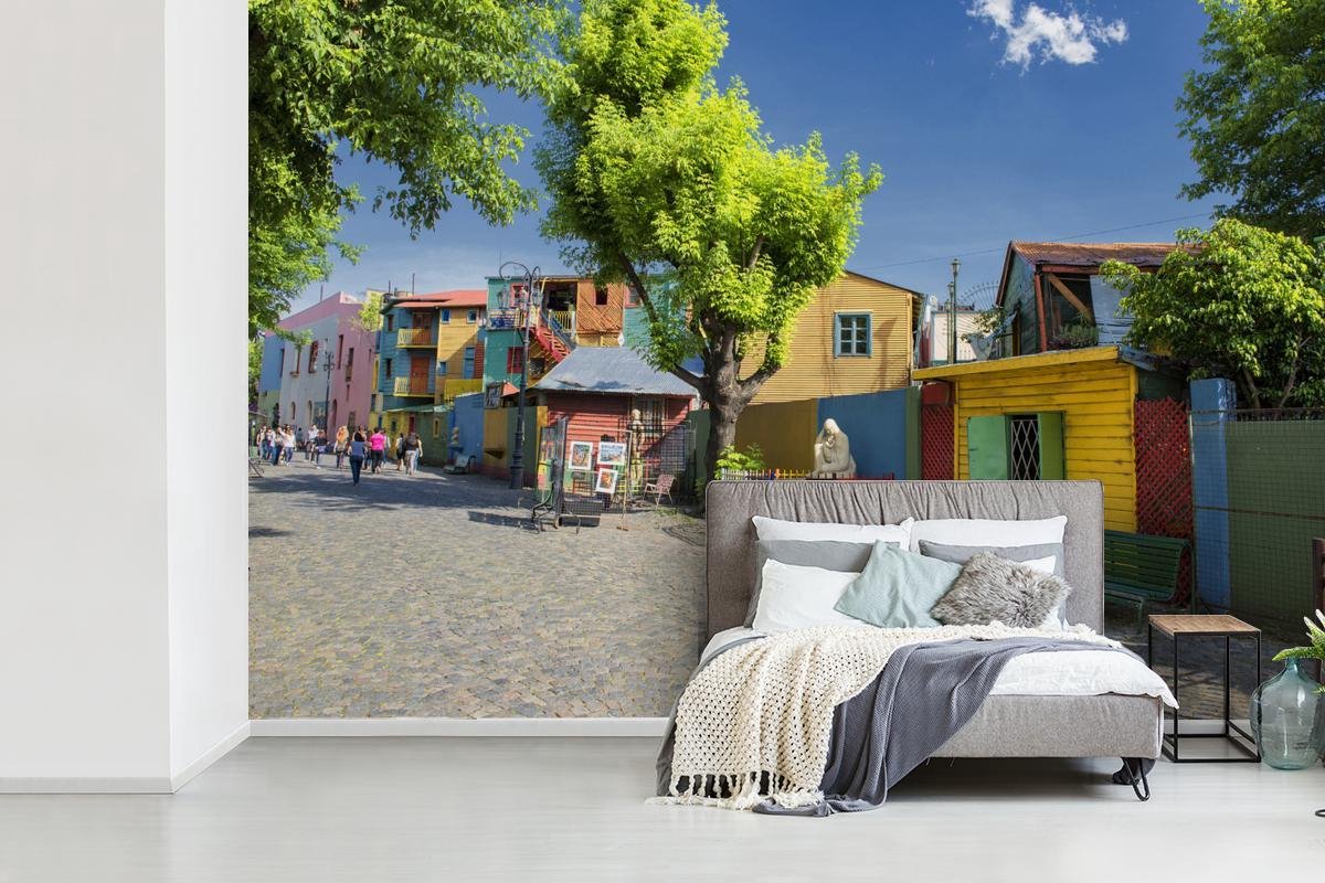 Behang - Fotobehang Foto van de kleurrijke straten van La Boca in Argentinië - Breedte 420 cm x hoogte 280 cm