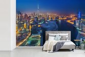 Behang - Fotobehang Dubai als eenlichtgevende stad in de nacht - Breedte 360 cm x hoogte 240 cm
