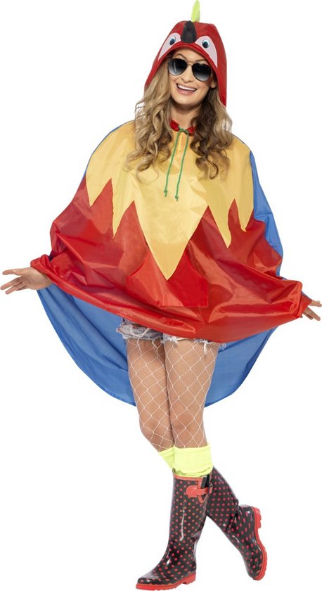 Vrouw met papegaai regenponcho in rood, geel en blauw met capuchon.