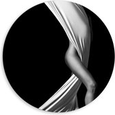 Dibond Wandcirkel - Vrouw met Wit Doek (zwart/wit) - 80x80cm Foto op Aluminium Wandcirkel (met ophangsysteem)