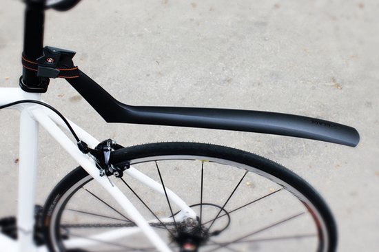 Zwart SKS S-BLADE spatbord gemonteerd onder het zadel van een witte racefiets.
