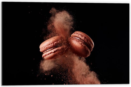 Dibond - Roze Macarons en Kruimels op Zwarte Achtergrond - 60x40cm Foto op Aluminium (Wanddecoratie van metaal)