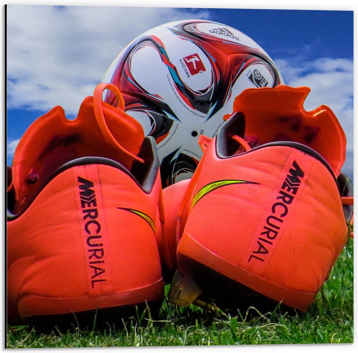Dibond - Voetbal en Voetbalschoenen - 50x50cm Foto op Aluminium (Met Ophangsysteem)