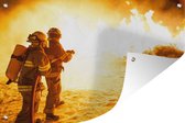 Muurdecoratie Brandweermannen tijdens oefening - 180x120 cm - Tuinposter - Tuindoek - Buitenposter