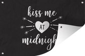 Tuindecoratie Nieuwjaar - Happy New Year - Oud en Nieuw - Kiss me at midnight - 60x40 cm - Tuinposter - Tuindoek - Buitenposter