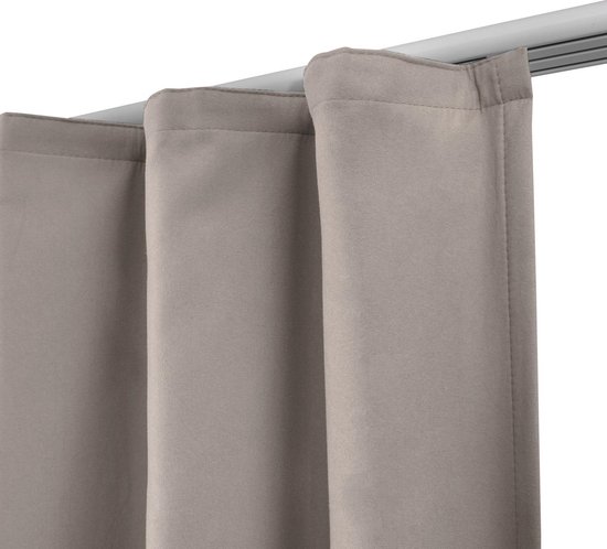 Bovenaanzicht van beige gordijnen die aan een rail hangen, met zichtbare lussen.