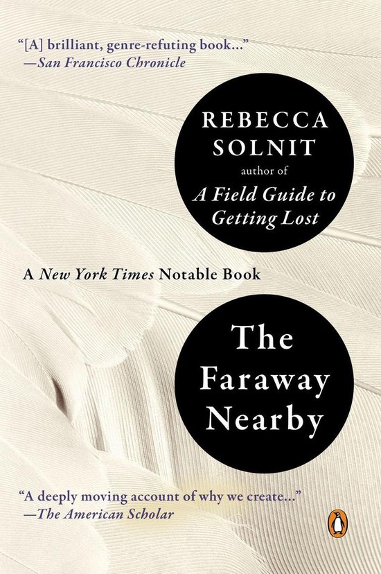 Boek 'The Faraway Nearby' van Rebecca Solnit, met een achtergrond van veren. New York Times Notable Book.
