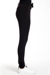 Zwarte slim fit broek met elastische tailleband, losse ceintuur en steekzakken.