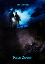 Boekomslag 'Fase Zeven' van Leo Sybrandy. Silhouetten van twee personen voor een heldere, blauwe gloed met donkere wolken. Een futuristisch object rechtsonder.