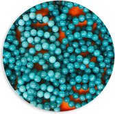 Forex Wandcirkel - Blauwe Kralenketting op Oranje Achtergrond - 60x60cm Foto op Wandcirkel (met ophangsysteem)