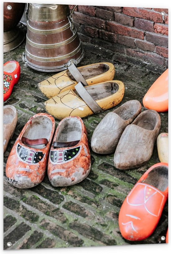 Tuinposter – Kleurrijke Klompen op de Straat - 80x120cm Foto op Tuinposter  (wanddecoratie voor buiten en binnen)