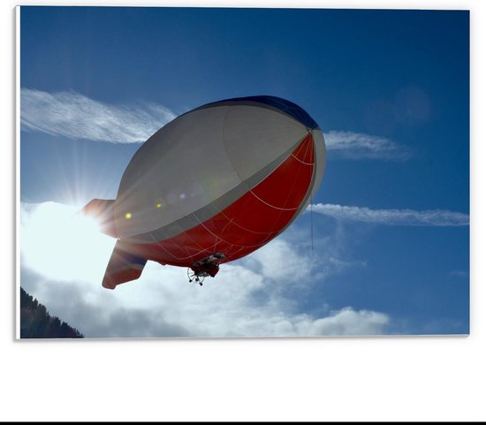 Forex - Rood met Wit en Blauwe Zeppelin - 40x30cm Foto op Forex