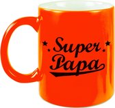 Super papa tekst cadeau mok / beker - neon oranje - 330 ml - verjaardag / Vaderdag