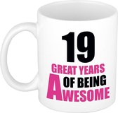19 great years of being awesome mok wit en roze - cadeau mok / beker - 29e verjaardag / 19 jaar