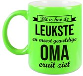 Leukste en meest geweldige oma cadeau koffiemok / theebeker neon groen 330 ml