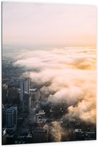 Dibond - Laag Hangende Wolken boven Stad - 100x150cm Foto op Aluminium (Met Ophangsysteem)
