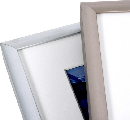 Twee close-ups van fotolijsten met een zilverkleurige en taupe rand, met een blauwe print zichtbaar.