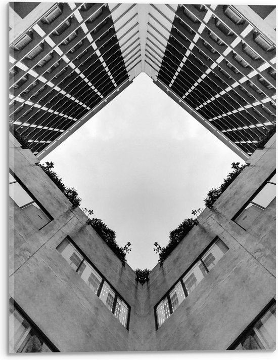 Acrylglas - De Lucht van een Binnenplein (zwart/wit) - 30x40cm Foto op Acrylglas (Met Ophangsysteem)