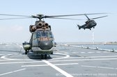 Schilderij Cougar helikopters  - Plexiglas - Helikopter landt op marineschip - 80 x 50 cm
