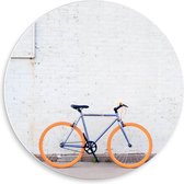 Forex Wandcirkel - Blauwe Wielrenfiets met Oranje Banden - 50x50cm Foto op Wandcirkel (met ophangsysteem)