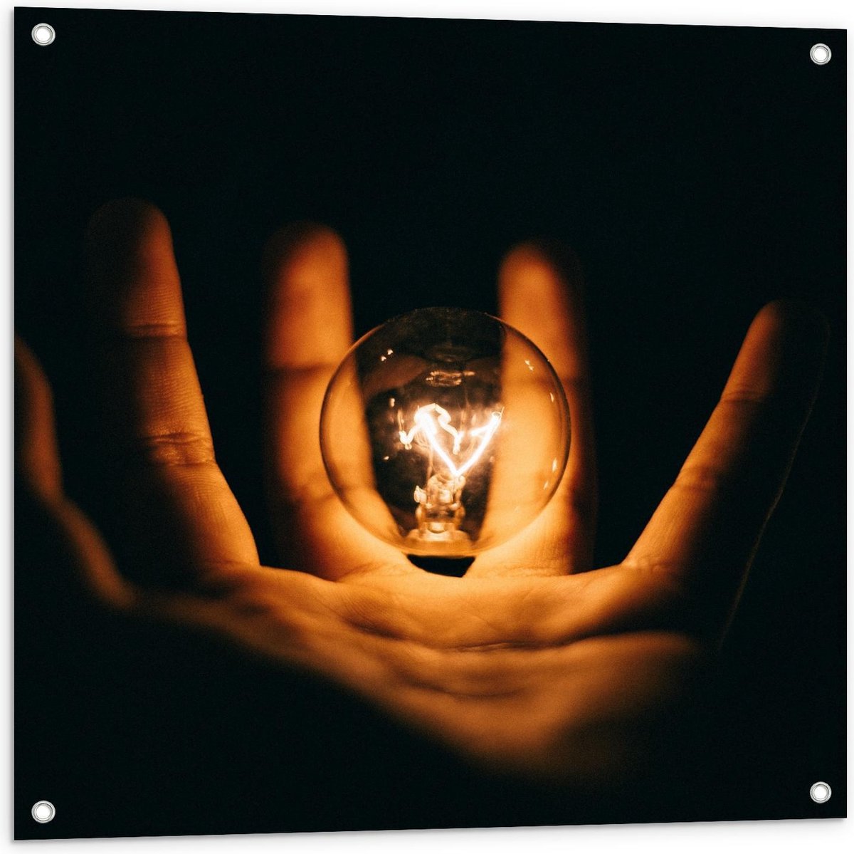 Tuinposter – Lichtgevende Gloeilamp in Handen met Zwarte Achtergrond - 80x80cm Foto op Tui