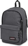 Donkergrijze rugzak met een voorvak en een Eastpak logo.