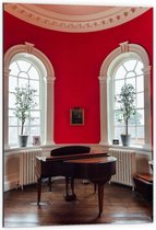 Dibond - Bruine Piano bij Rode Muur - 60x90cm Foto op Aluminium (Met Ophangsysteem)