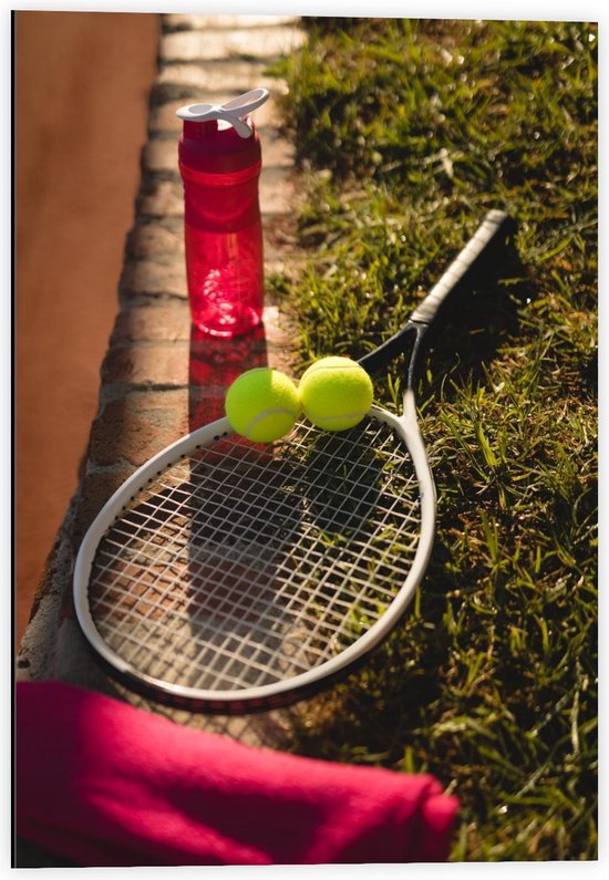 Dibond - Tennisracket met Ballen en Waterfles - 40x60cm Foto op Aluminium (Wanddecoratie van metaal)