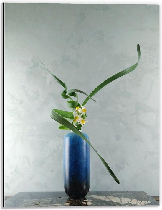 Dibond - Blauwe Vaas met Bloem - 30x40cm Foto op Aluminium (Met Ophangsysteem)