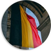 Forex Wandcirkel - Duitse Vlag bij Gebouw - 30x30cm Foto op Wandcirkel (met ophangsysteem)