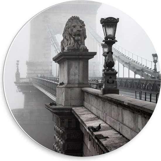 Forex Wandcirkel - Kettingbrug in Boedapest met Mist Zwart-Wit - 30x30cm Foto op Wandcirkel (met ophangsysteem)