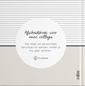 De achterkant van een afscheidsboek voor collega's met horizontale lijnen bovenaan en een beige cirkel met tekst.