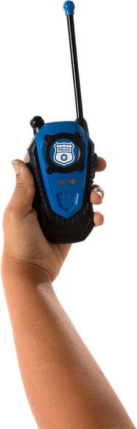 Hand met blauwe politie walkie talkie met politie-logo en antenne.