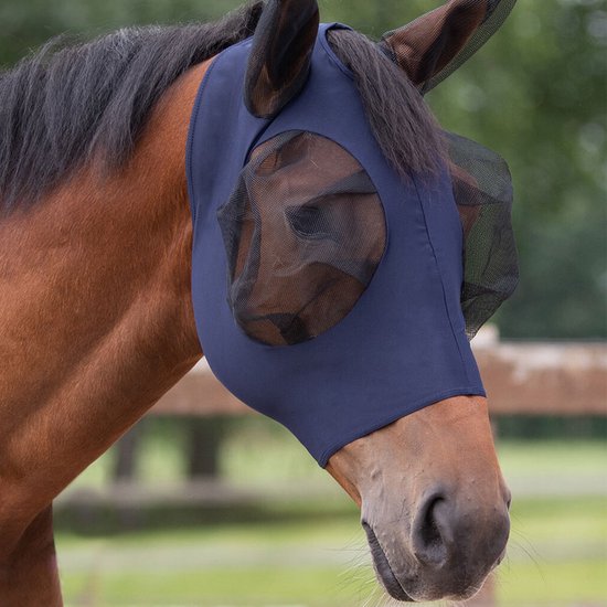 Bruin paard met donkerblauw vliegenmasker, inclusief oren en mesh ogen.