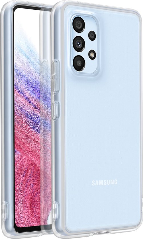 Lichtblauwe Samsung telefoon met vier camera's in een transparante hoes, op een bureau.