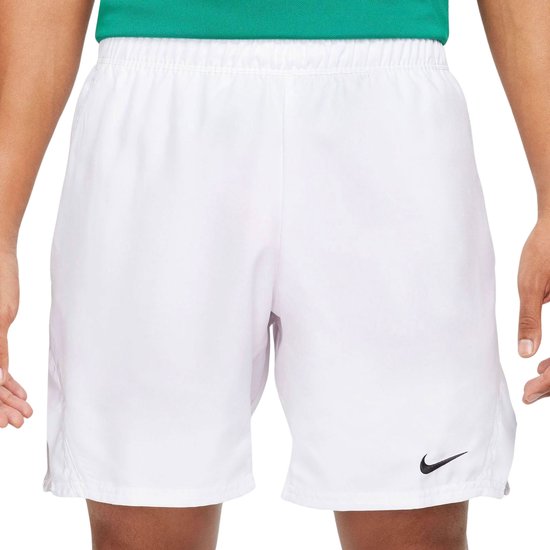 Witte Nike sportshort voor heren met een zwart Nike logo op de linker pijp.