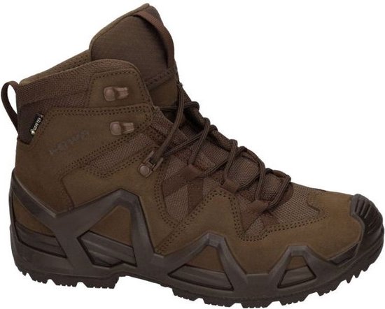 Bruine Lowa heren wandelschoen met Gore-Tex logo, gezien van de zijkant.