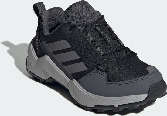 Zwarte Adidas Terrex wandelschoen voor kinderen met grijze zool en accenten.