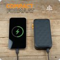 Zwarte Xtorm powerbank naast een iPhone 15 Pro Max, illustrerend het compacte formaat 143 x 77 x 28mm.