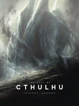 Cthulhu, een kolossaal wezen met tentakels, verrijst uit de golven onder een mistige hemel. Kleine mensfiguren staan op een rotsachtige kustlijn.