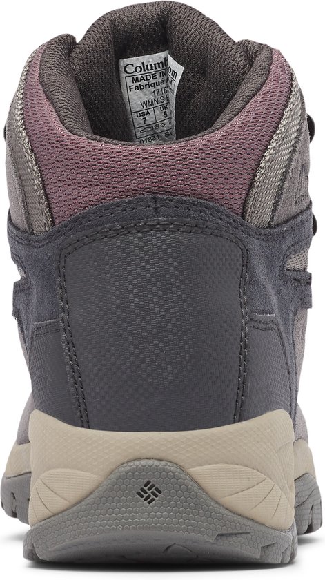 Arrière d'une chaussure de randonnée Columbia grise avec accents roses et semelle beige.